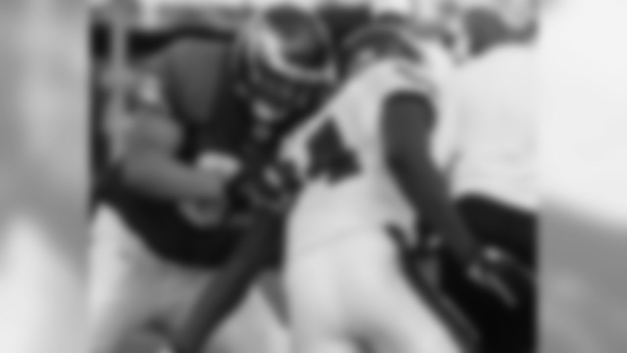 G Zipp Duncan goes one-on-one with LB/DE Ricky Sapp