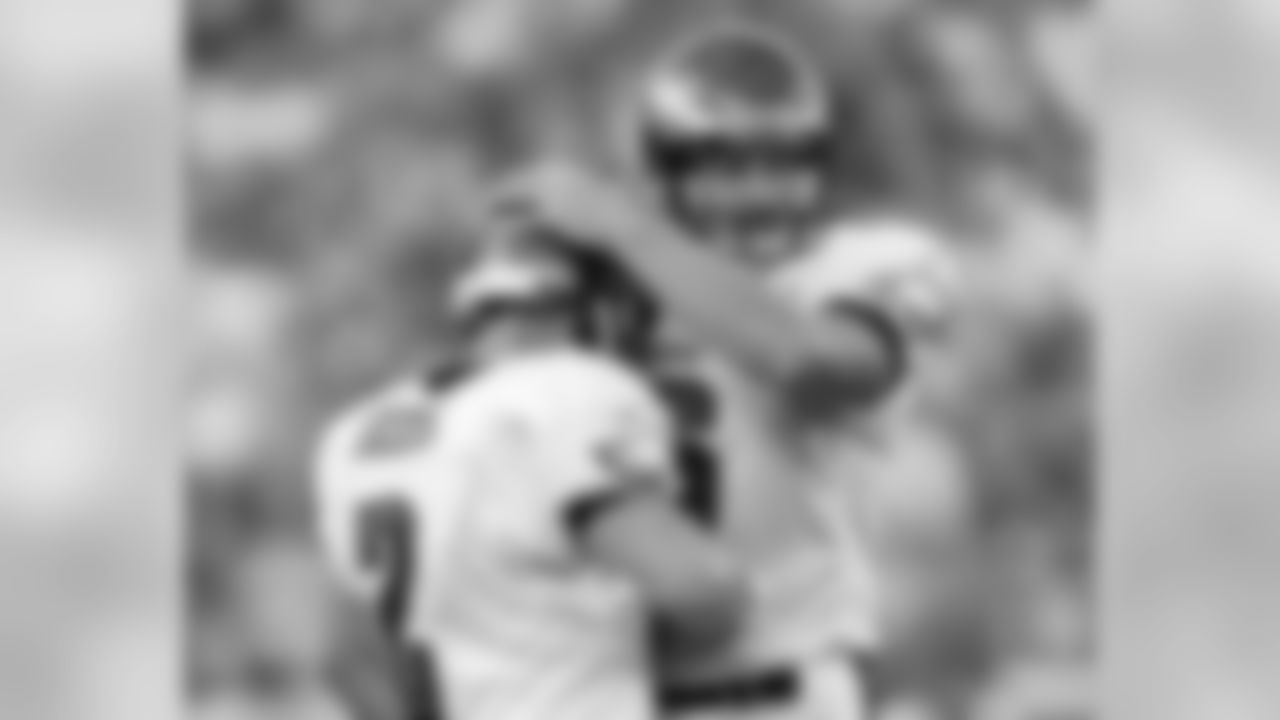 K David Akers and punter/holder Sav Rocca celebrate FG