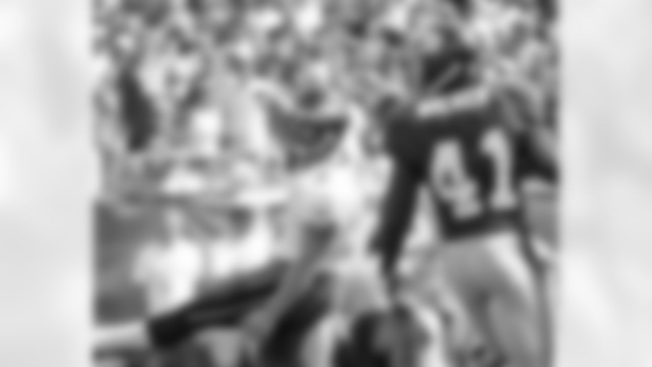 K David Akers hit a 37-yard field goal in the 2nd qtr
