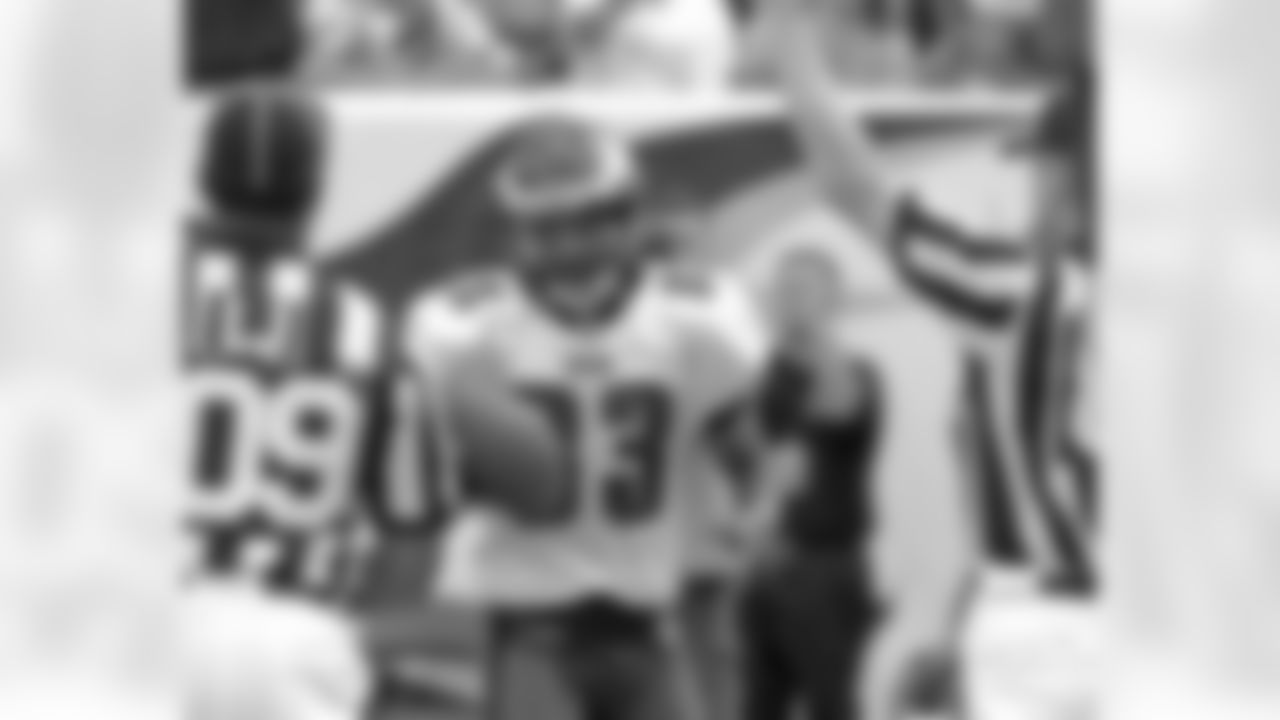 WR Greg Lewis scores a TD on the 6 pass from McNabb