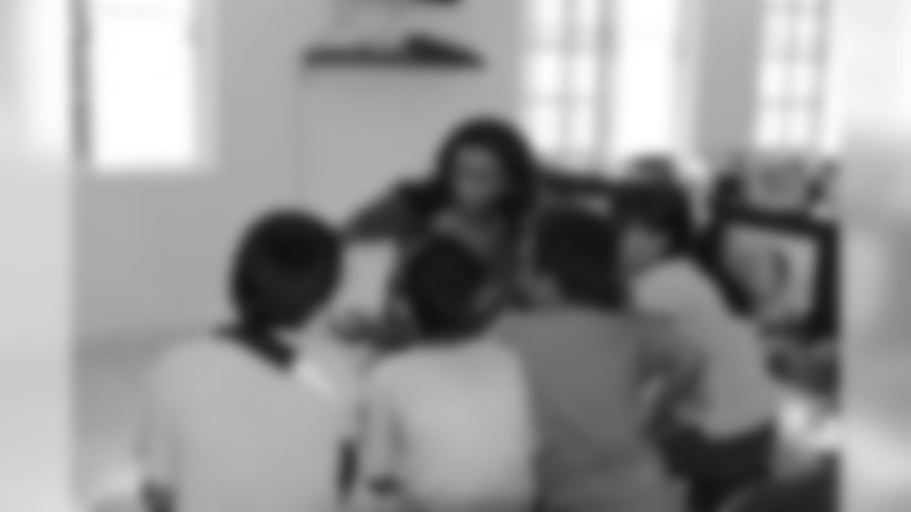 Charnei captivated the children with the book she read.