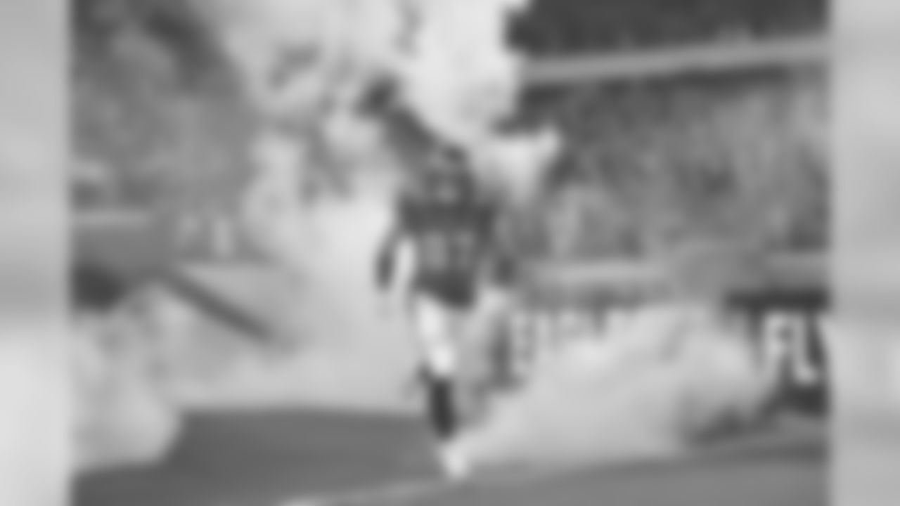 Brent Celek entering Lincoln Financial Field in 2017