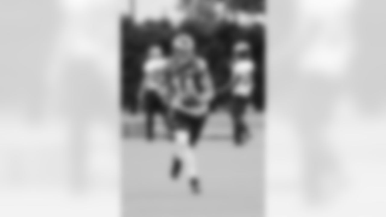 WR Riley Cooper with the catch