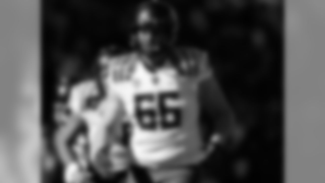 DE Taylor Hart played for head coach Chip Kelly and defensive line coach Jerry Azzinaro at Oregon