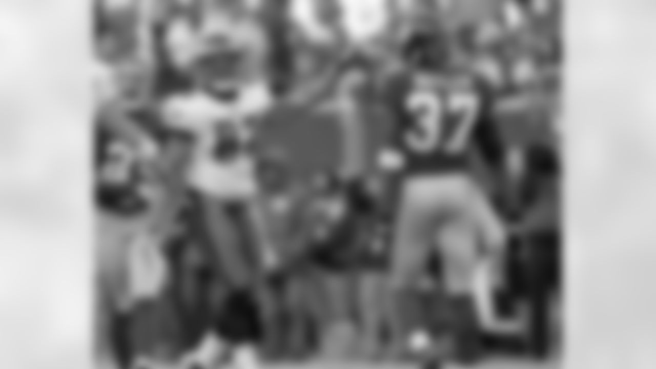 TE L.J. Smith signals first down