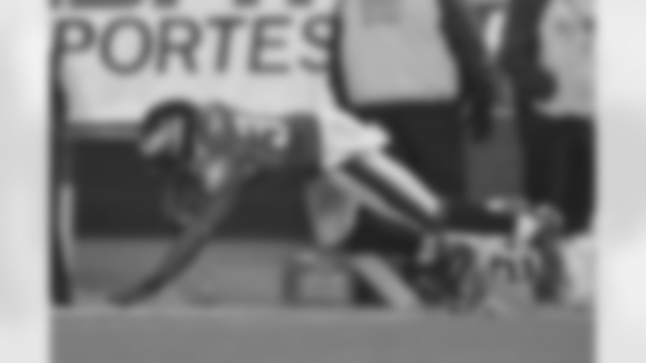 RB Bryce Brown dives in for a touchdown