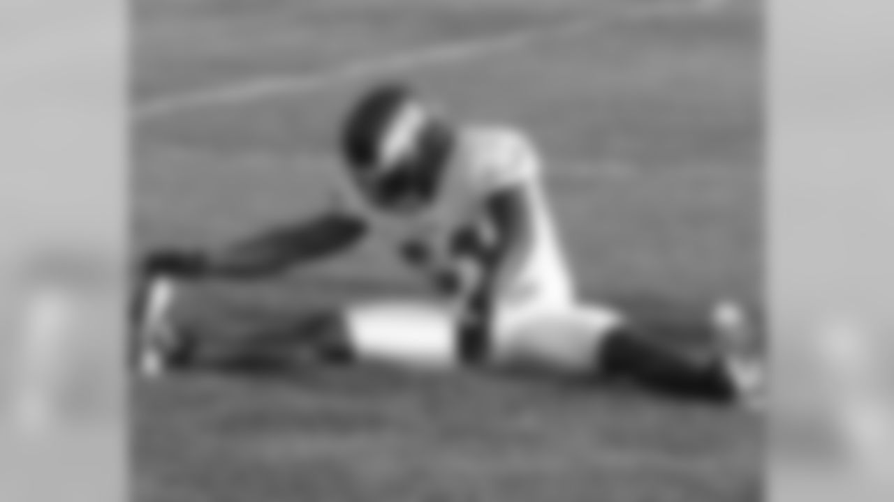 CB Ellis Hobbs stretches out before practice