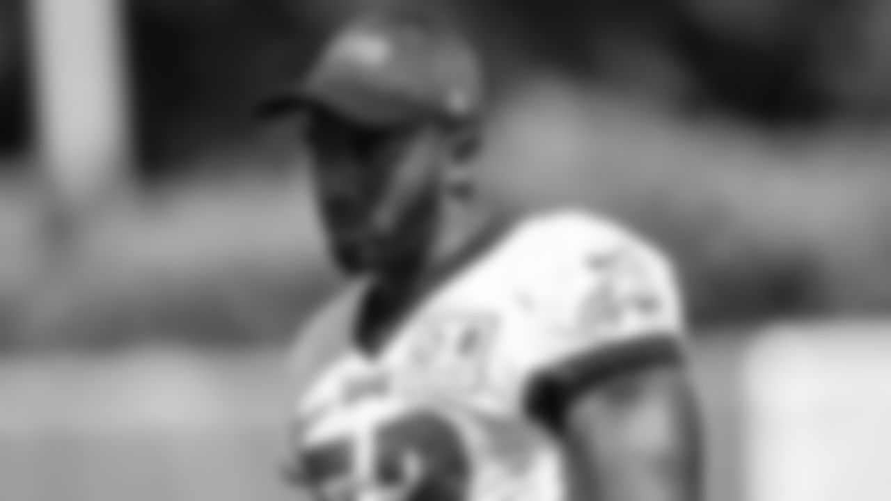 LB Davion Taylor