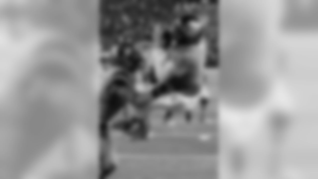 WR Josh Huff making the catch