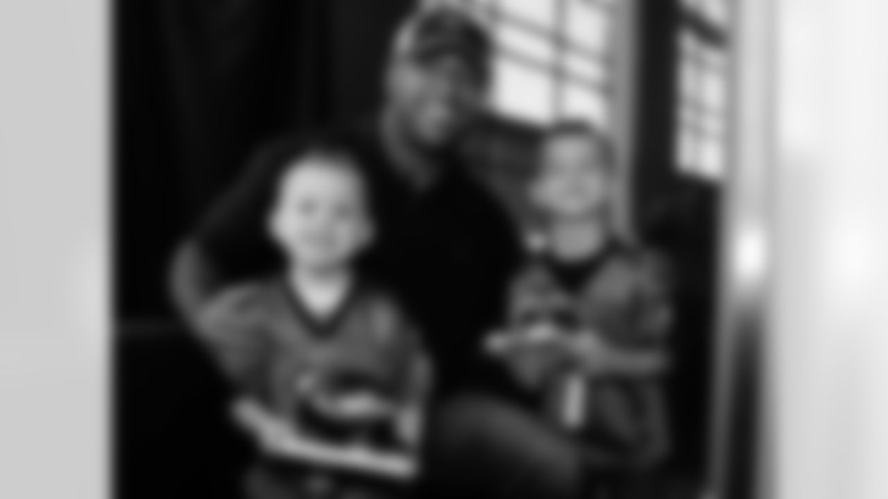 Safety Nate Allen poses with two little Eagles fans