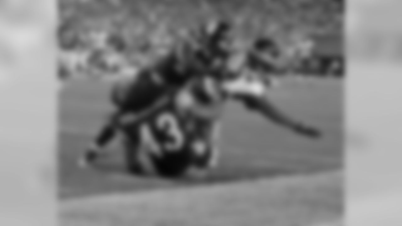 WR Greg Lewis picks up the first down
