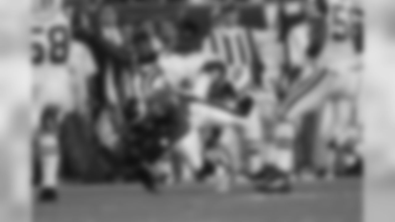 RB Brian Westbrook gaining extra yardage