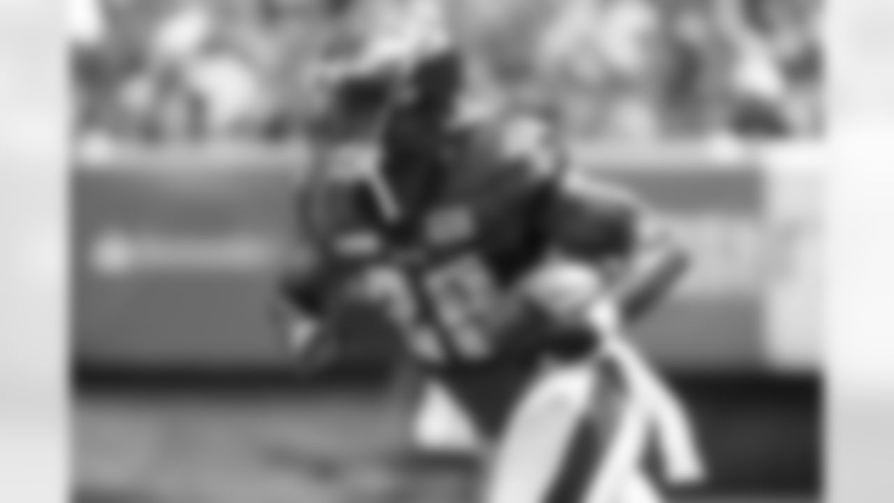 RB DeMarco Murray prepares to run through traffic