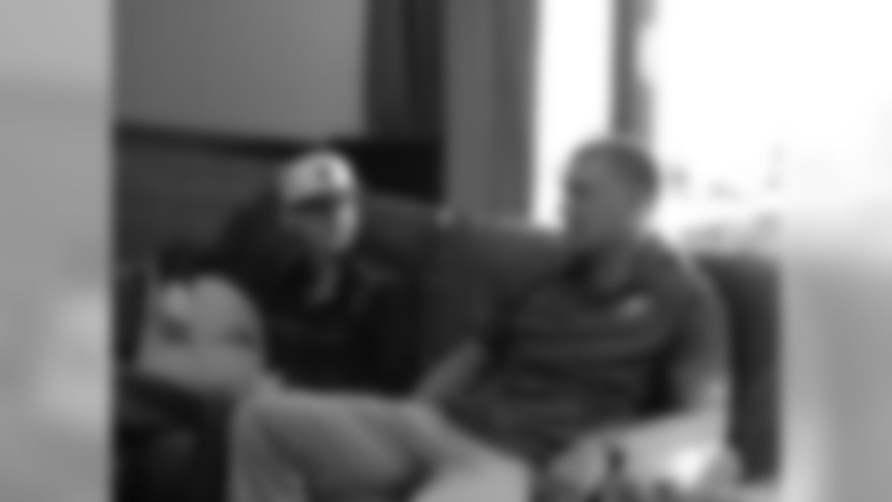 Alex and Ertz hanging out on the couch