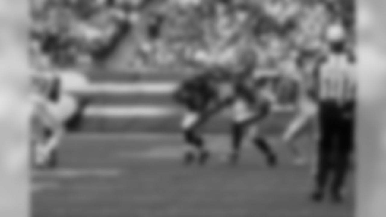 LB Connor Barwin protects LB Jordan Hicks on the run