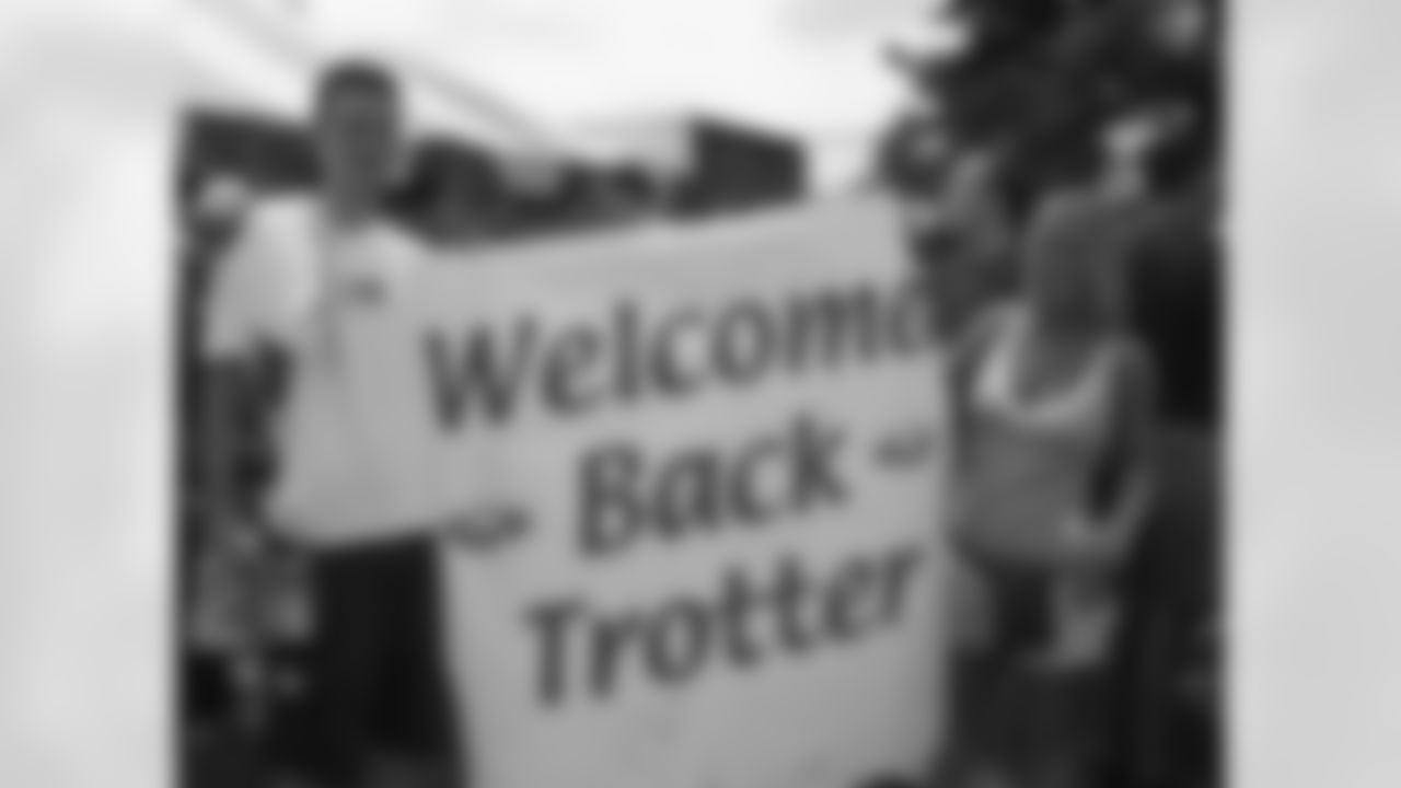 Fans show their love for linebacker Jeremiah Trotter