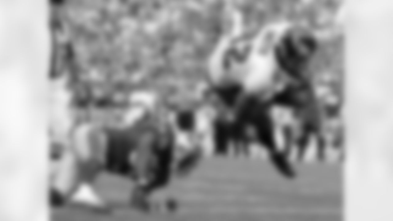 TE L.J. Smith dives into the end zone in 2005