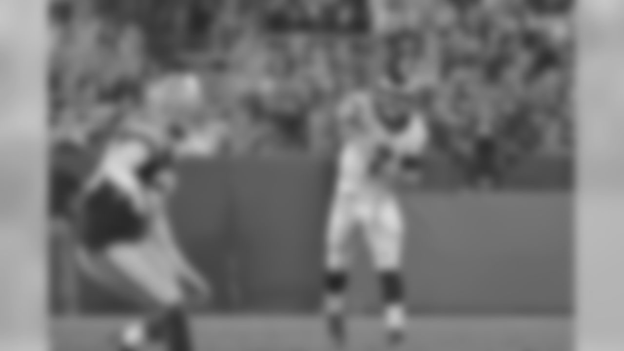 QB Matt Barkley makes the pass