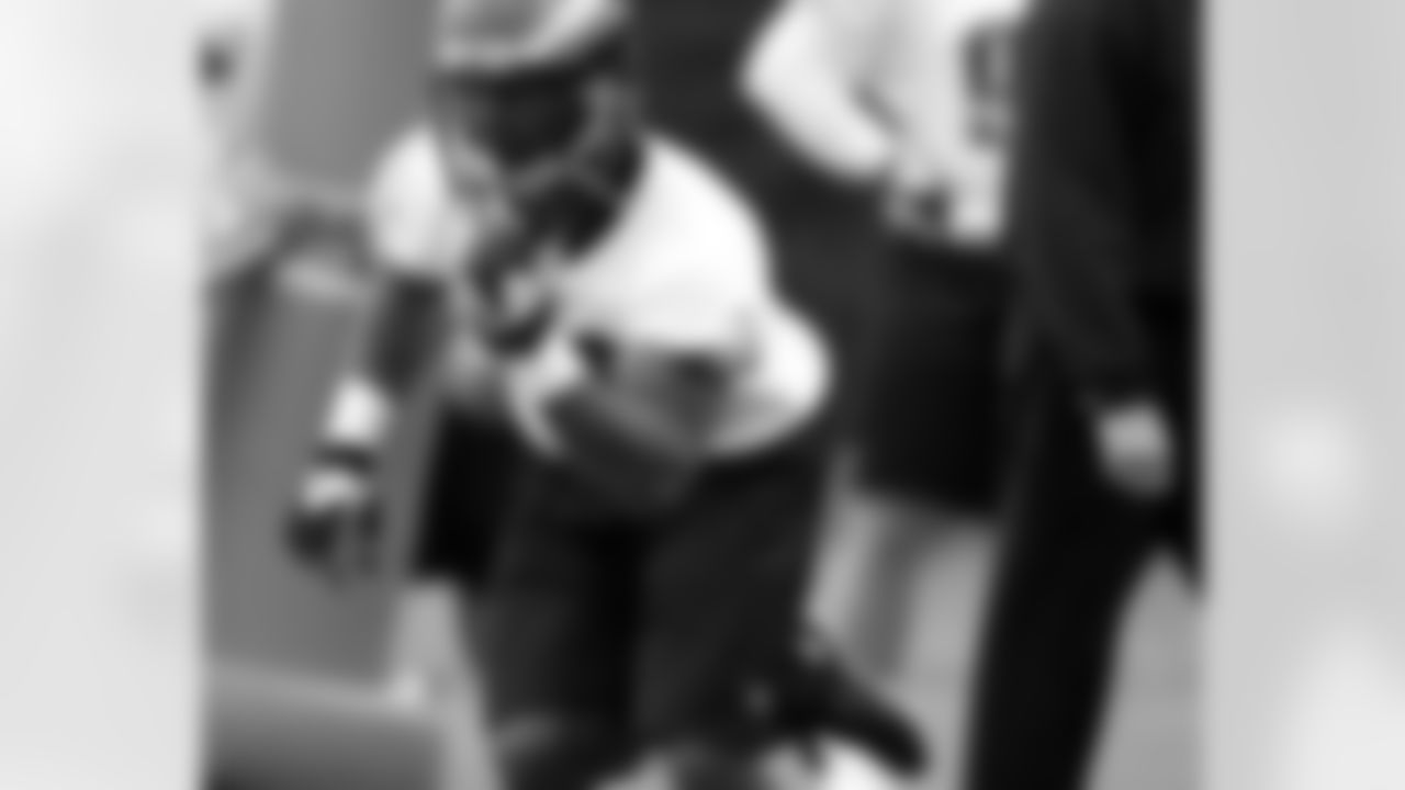 DE Trent Cole showed off his speed during post-draft camp