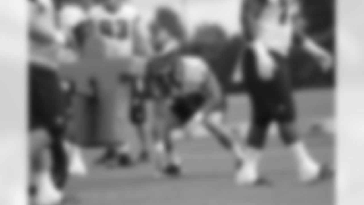 LB Connor Barwin marks up
