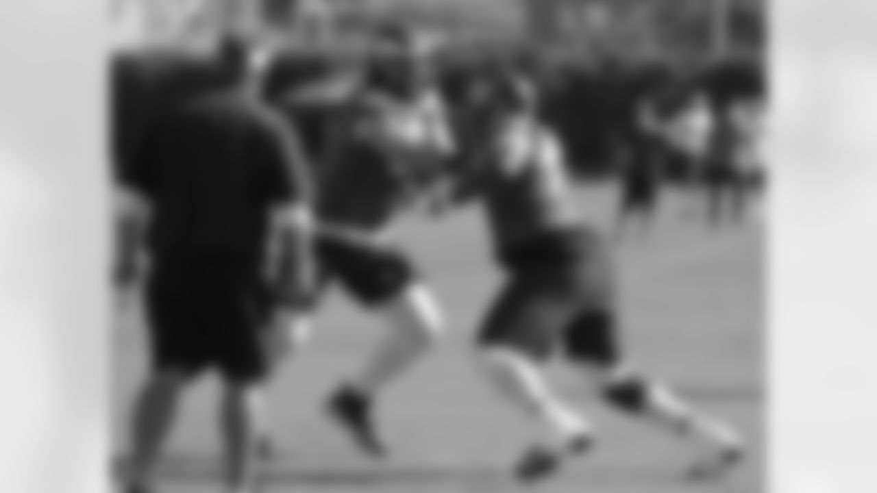 Tackles Dennis Kelly and Jason Peters battling during practice