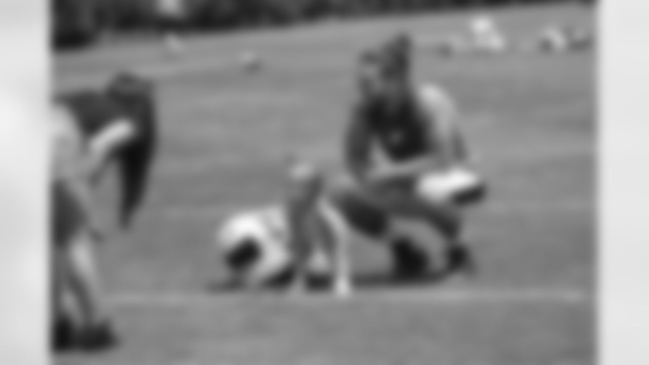 LB Bryan Braman teaches his daughter the ropes
