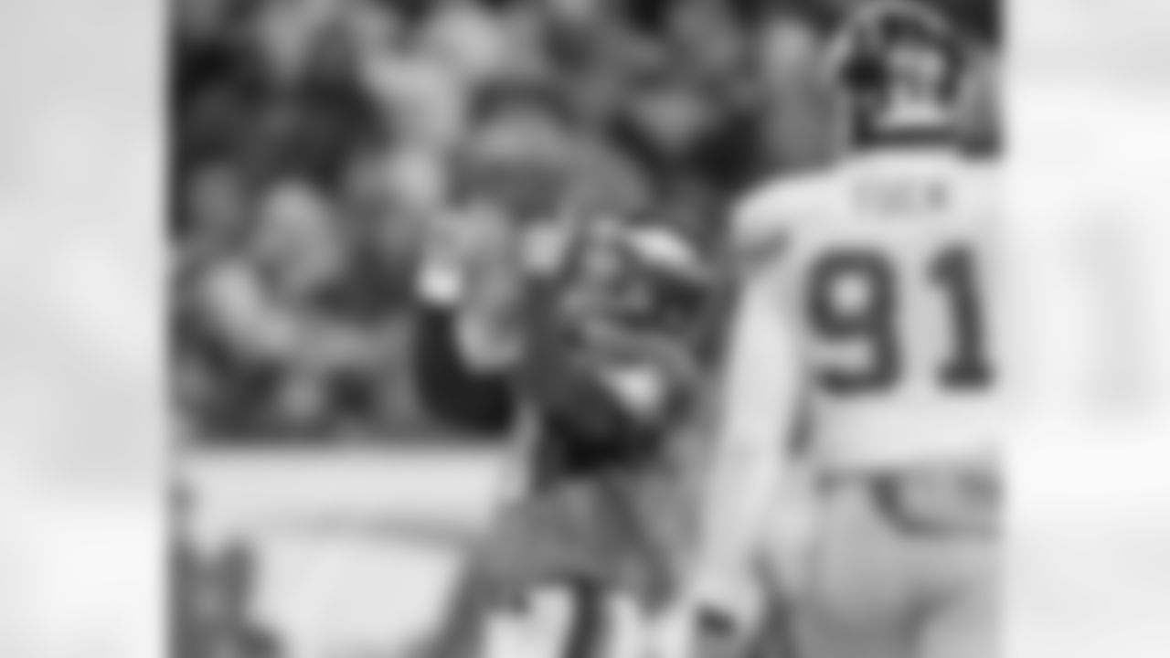 David Akers hits a 42 yard field goal late in the 2nd quarter