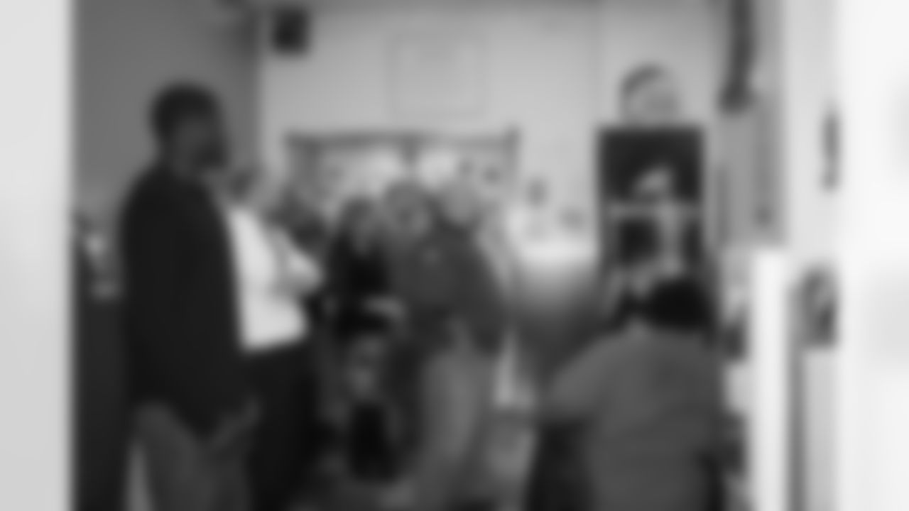 Eagles and Tony Luke visit Covenant House