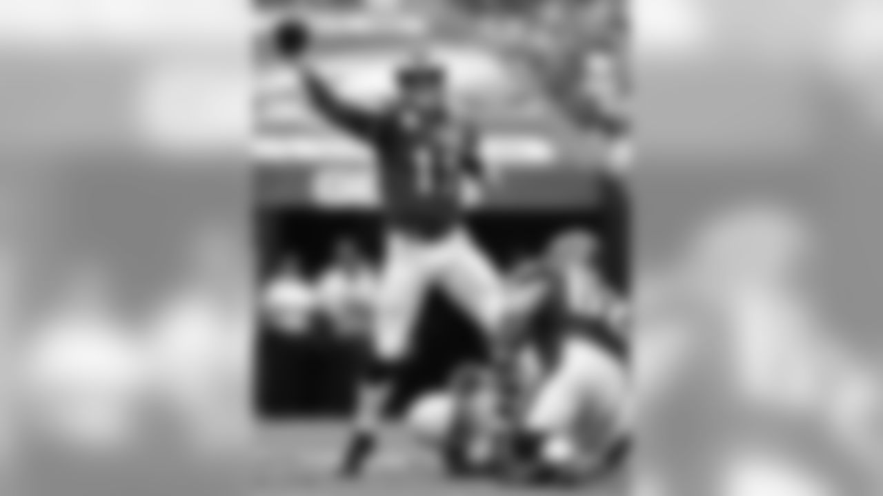 QB Carson Wentz torched the Cardinals for his first four-touchdown game in his career. Wentz threw three touchdowns in the first quarter to put the Eagles up 21-0.