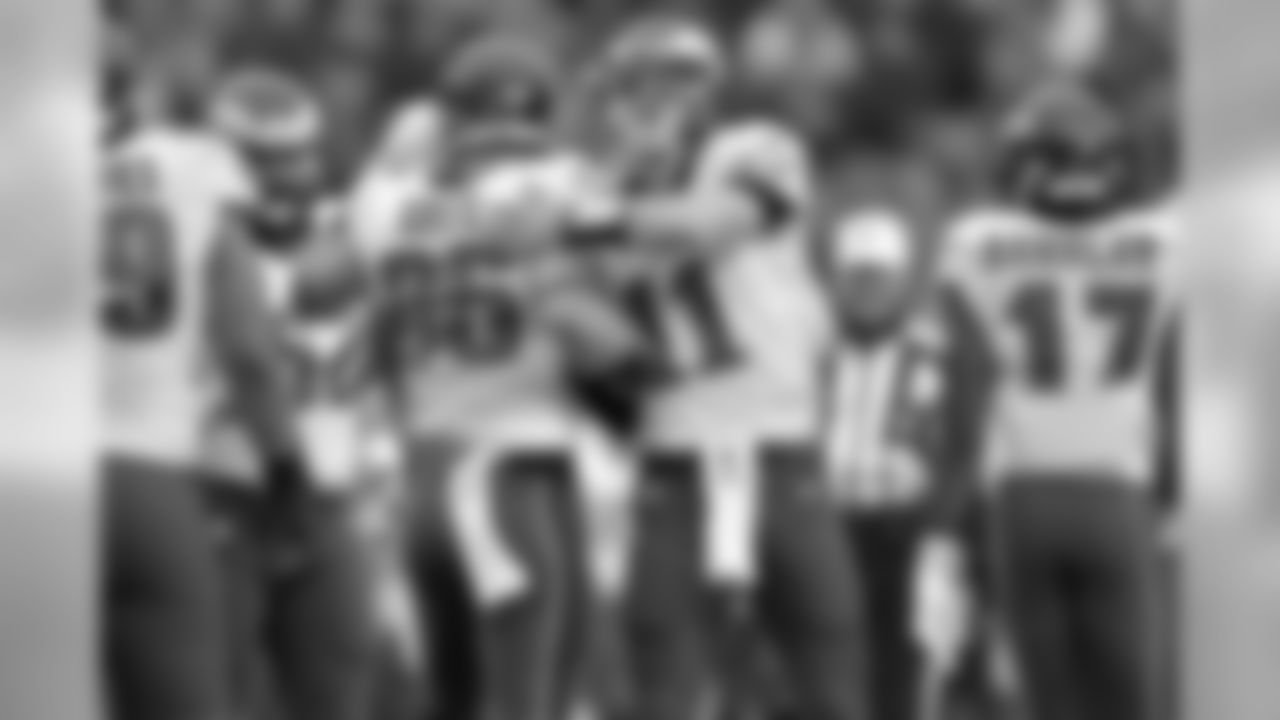 TE Zach Ertz celebrates with QB Carson Wentz