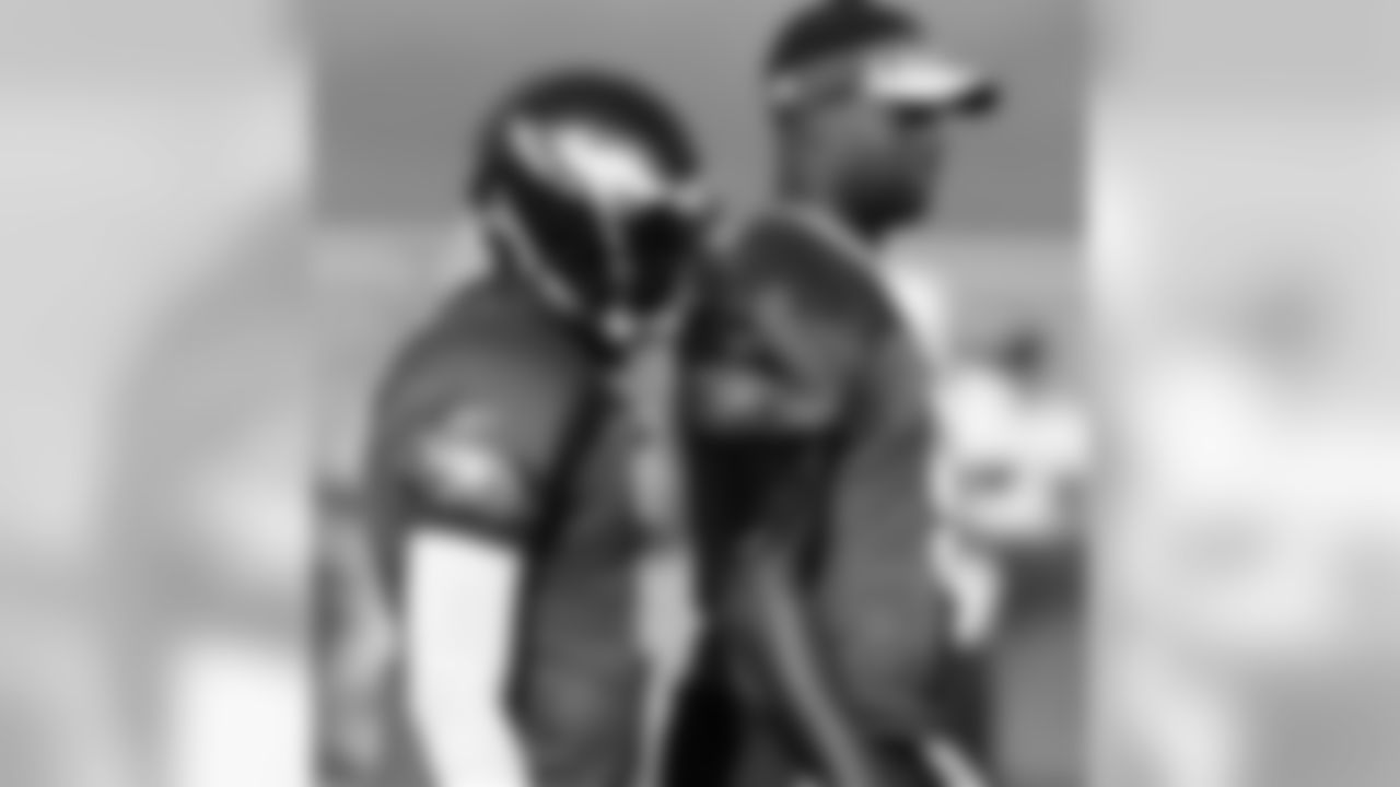 QBs Michael Vick and Vince Young watch together