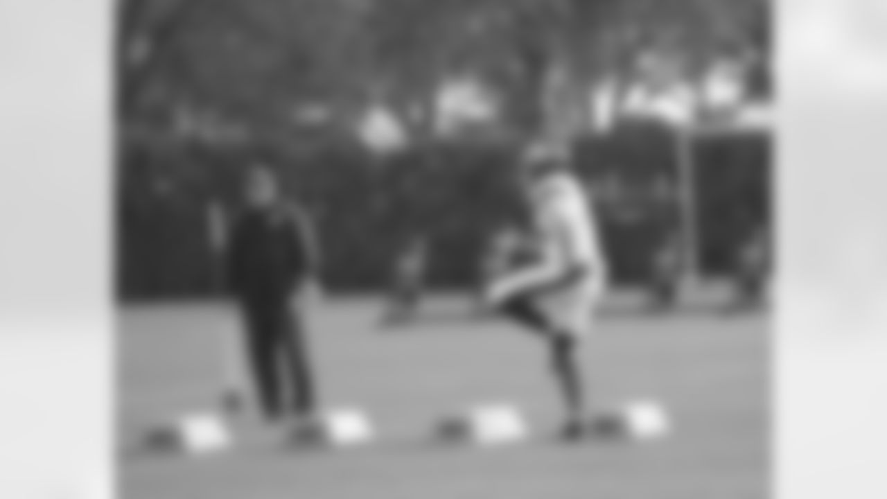 DE Vinny Curry does high-knees through the ladder