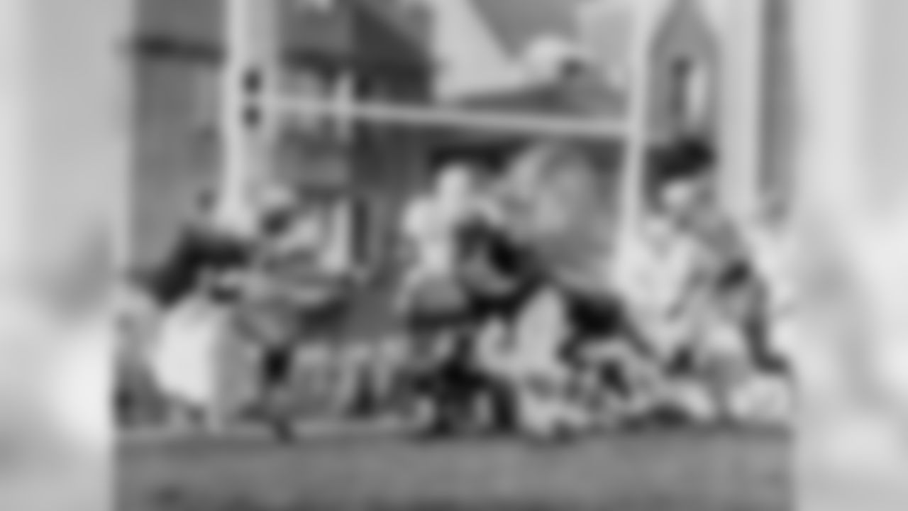 Halfback Ted Dean looks for blockers in the 1960 NFL Championship Game
