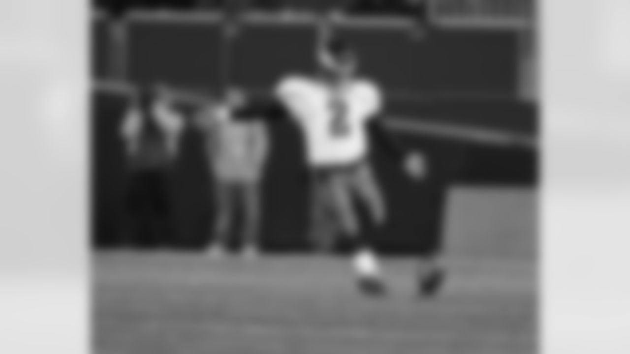 David Akers kicks off