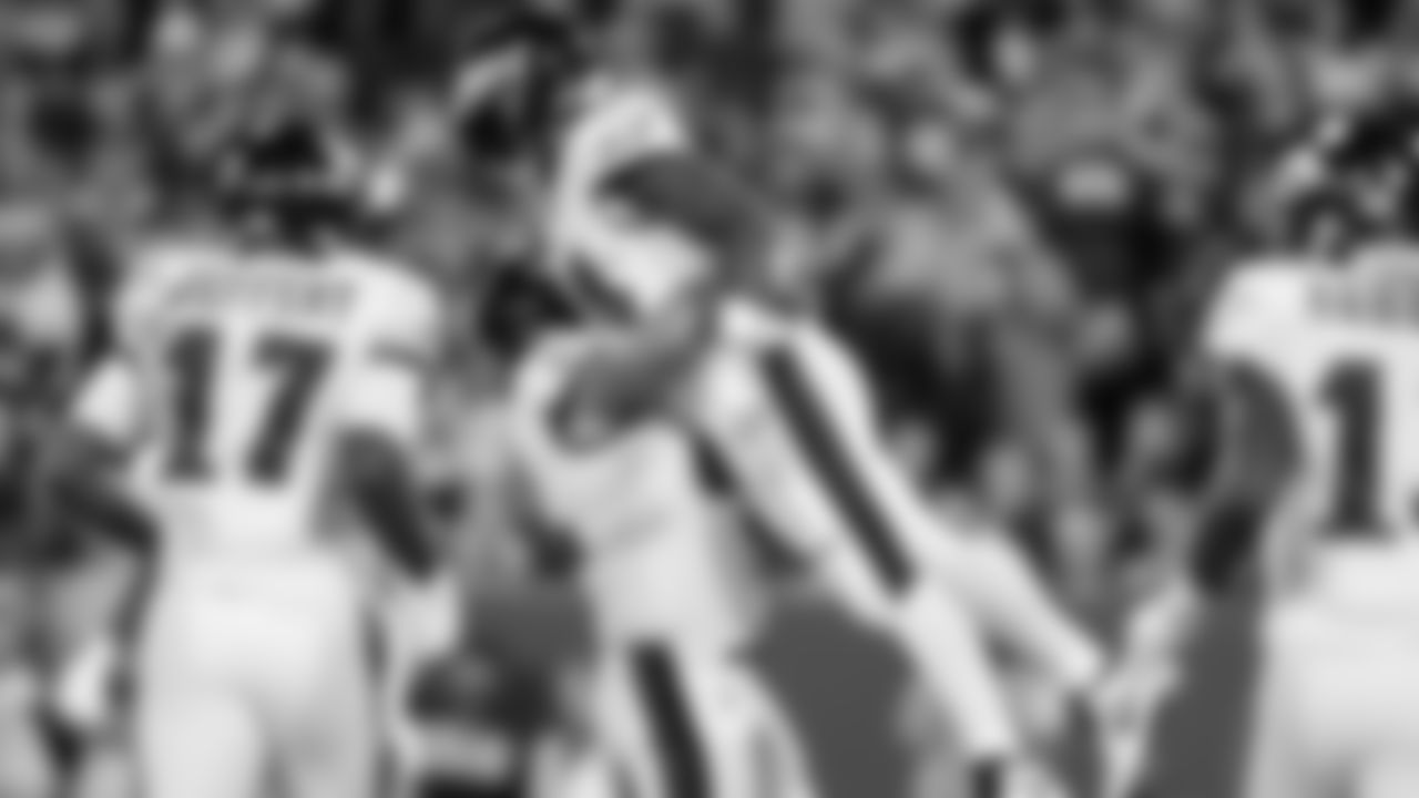 RB Jordan Howard jumps into C Jason Kelce's arms