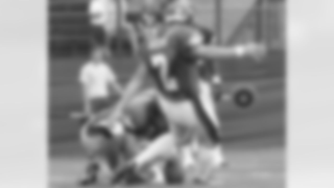 K David Akers kicks the ball for a field goal