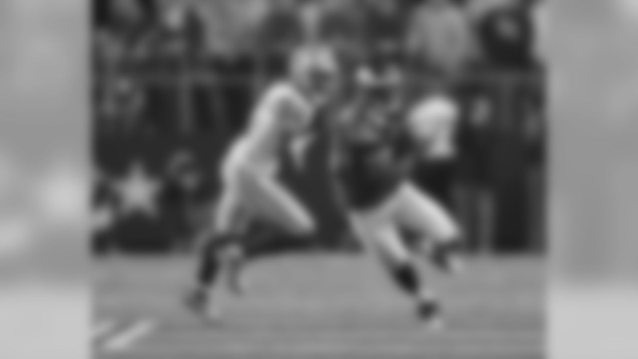 WR Jeremy Maclin turns upfield after catch