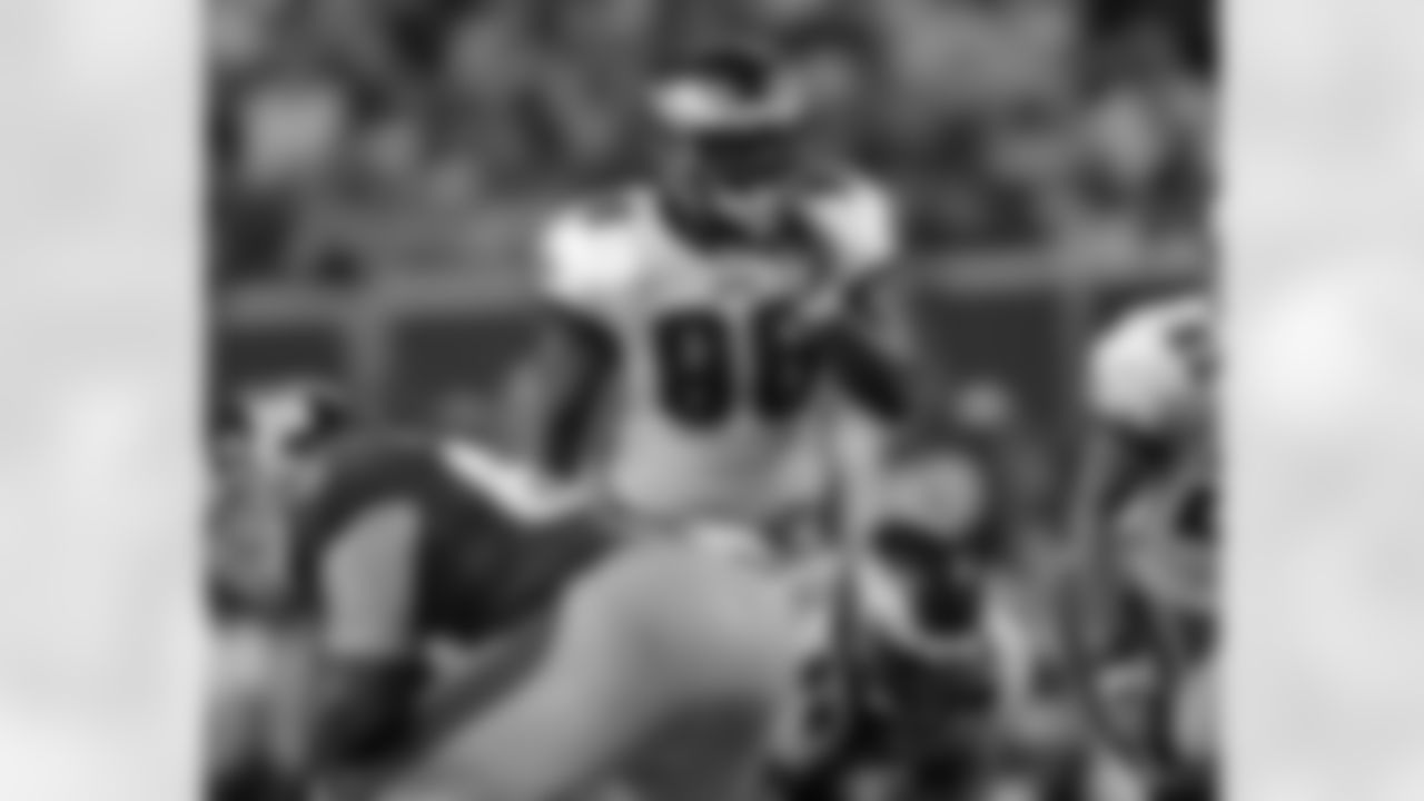 LB Omar Gaither looks over Giants offensive formation