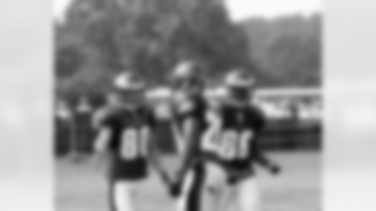 WR Kevin Curtis gets his props after hauling in 60-yard bomb from QB Donovan McNabb