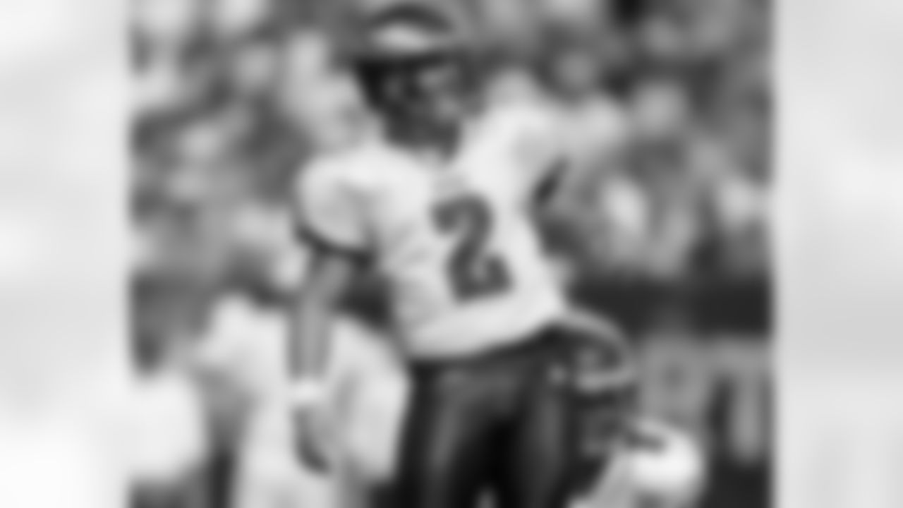 K David Akers looks on after launching this FG attempt