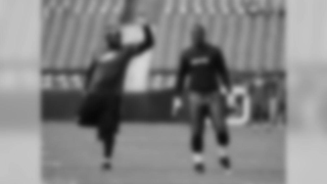 Eagles' players warm up