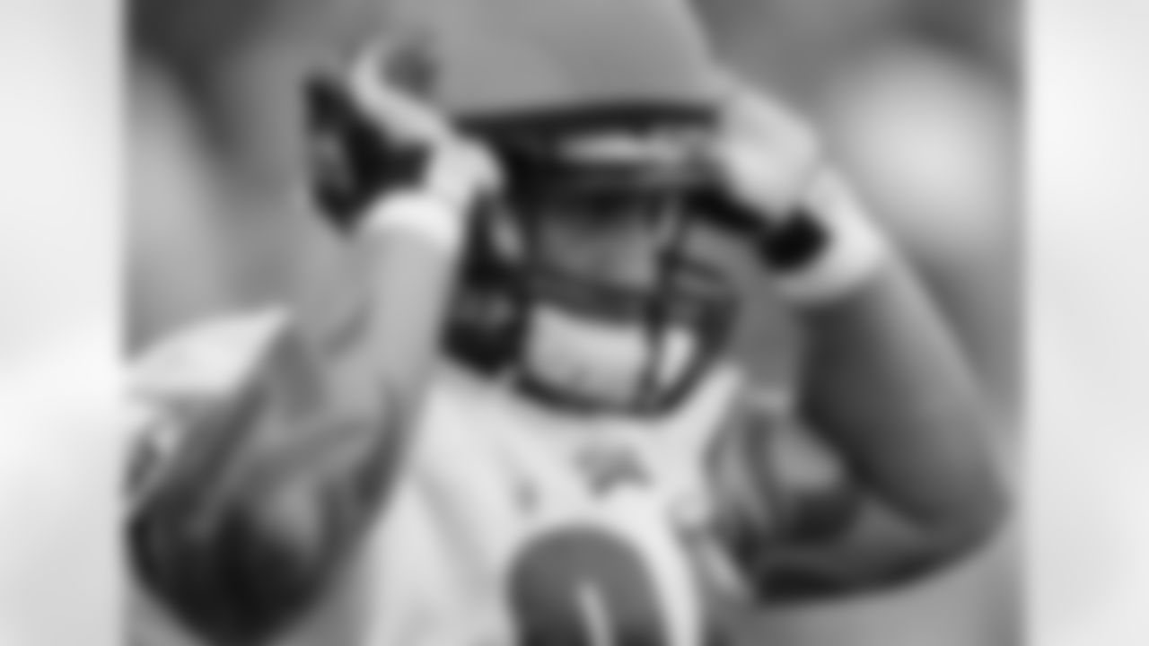 New Eagles DE Jason Babin