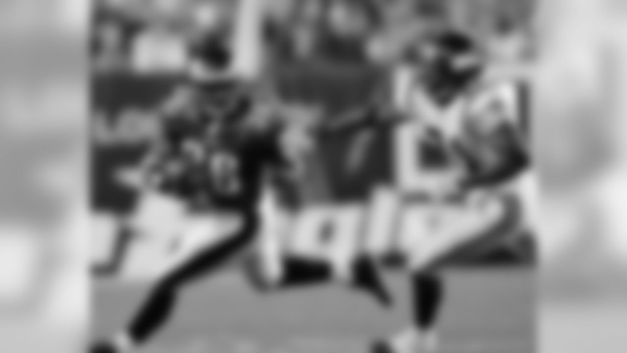 RB Brian Westbrook picks up the first down