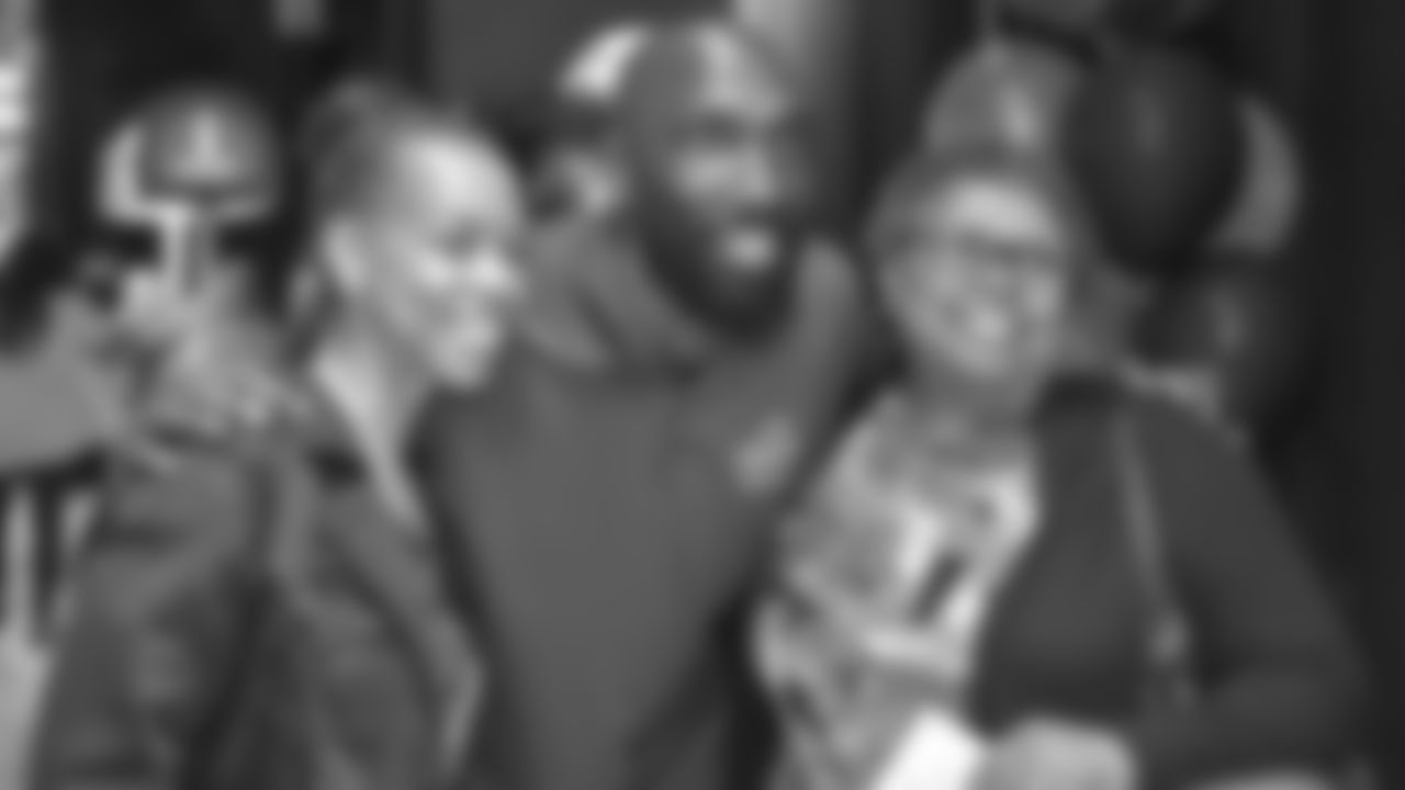 Eagles alum Ike Reese hanging out with a pair of fans