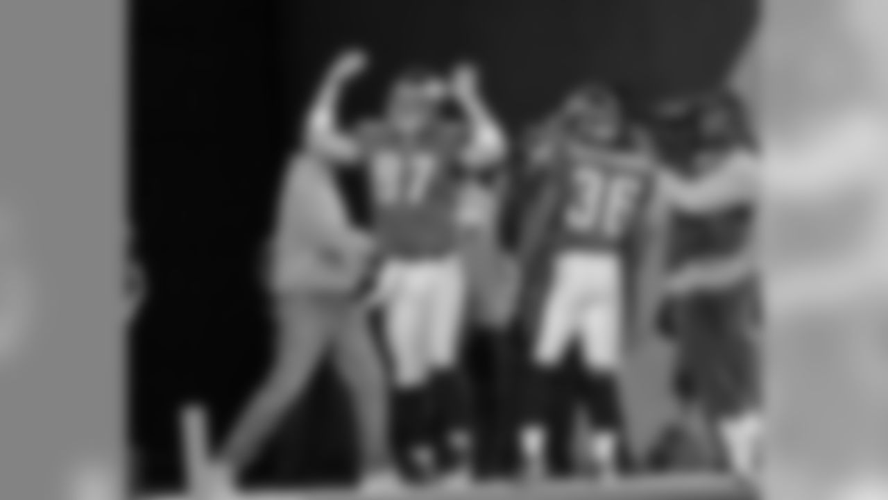 TE Brent Celek celebrates his TD reception vs. Cowboys