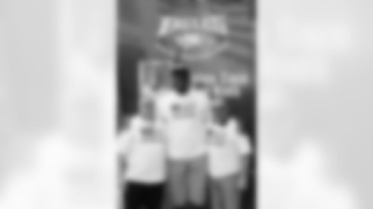 Two fans take a picture with Bamiro