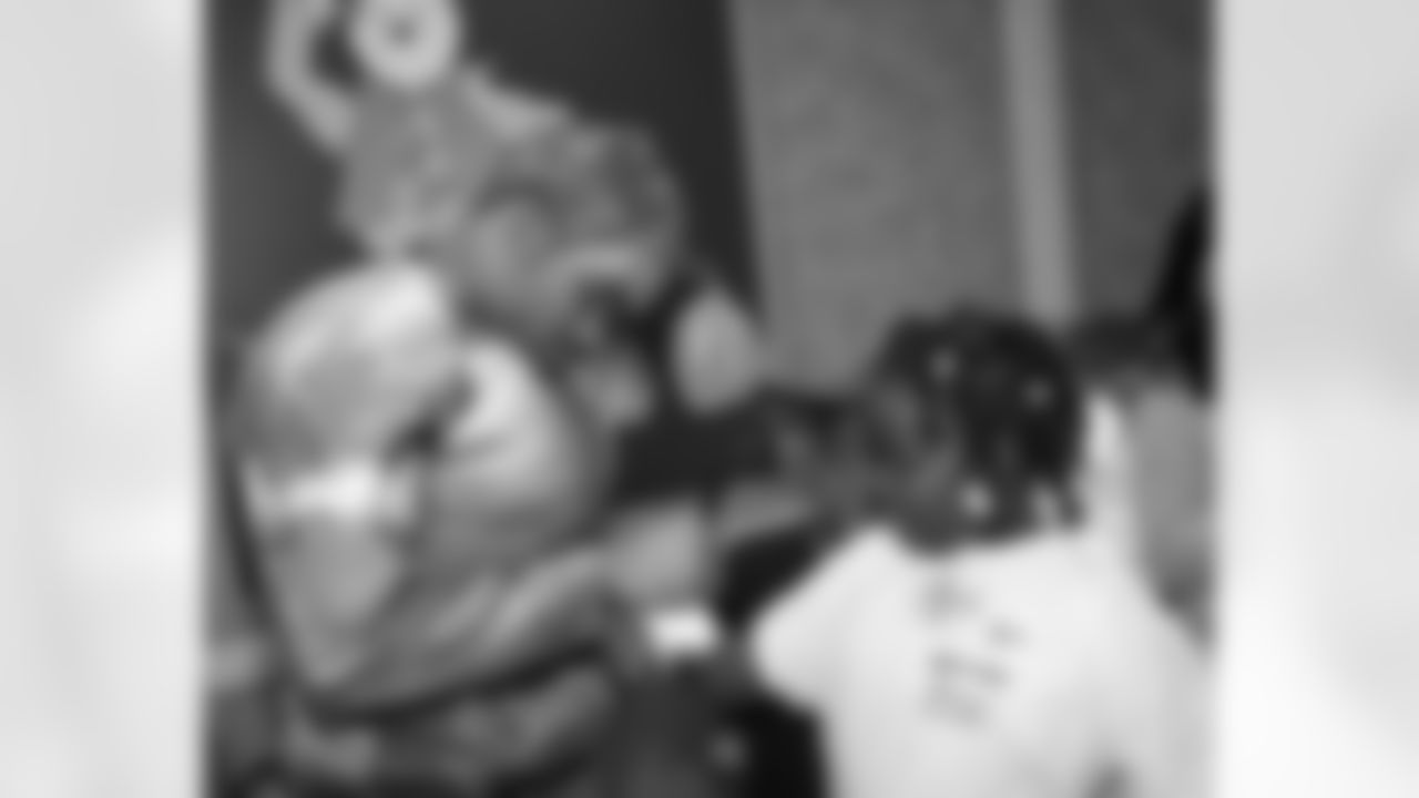 S Quintin Demps signs a cast