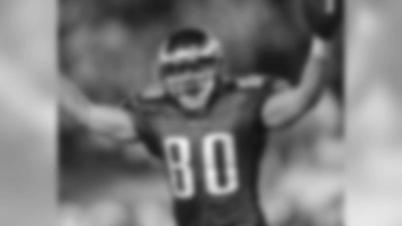 WR Kevin Curtis signals and celebrates TD