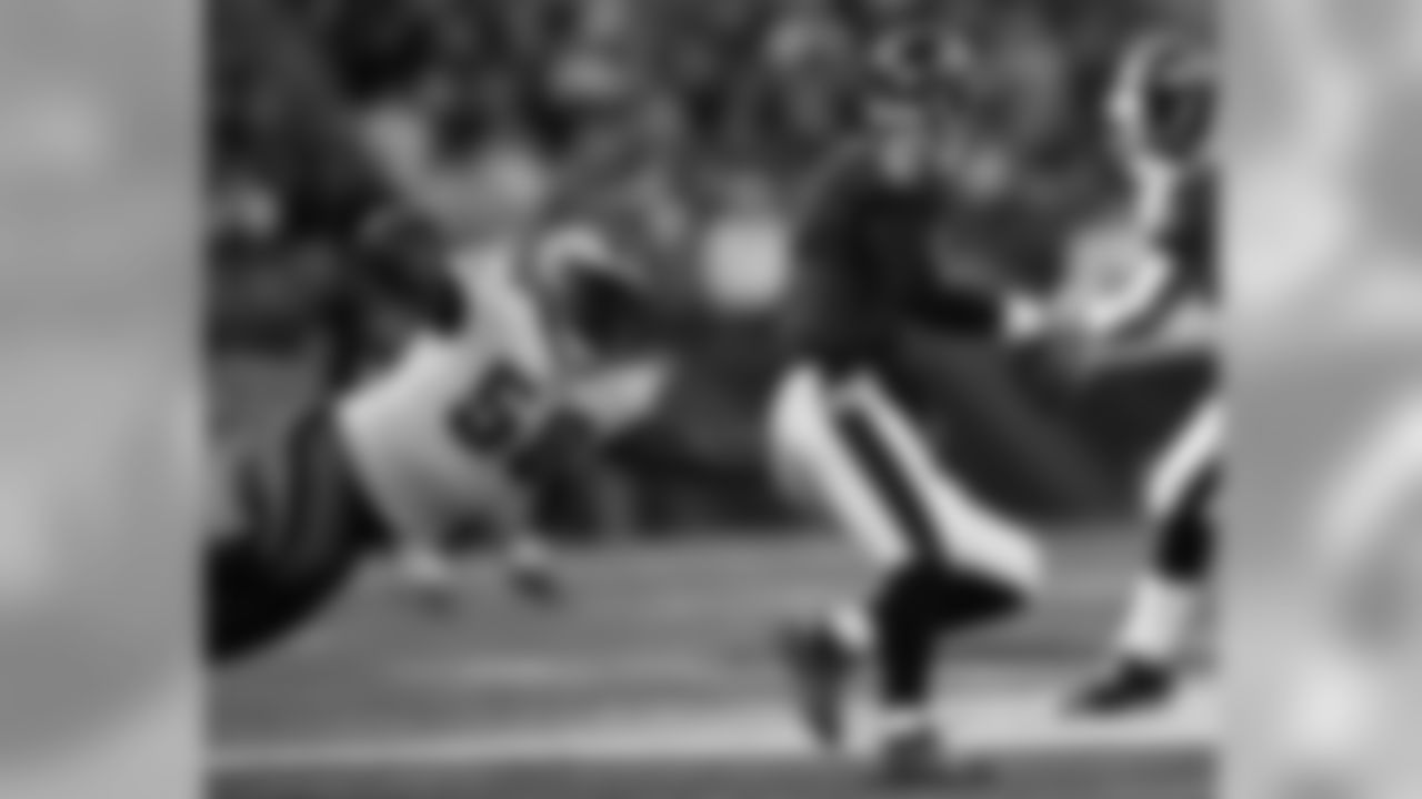 DE Trent Cole lunges toward Ravens QB Joe Flacco