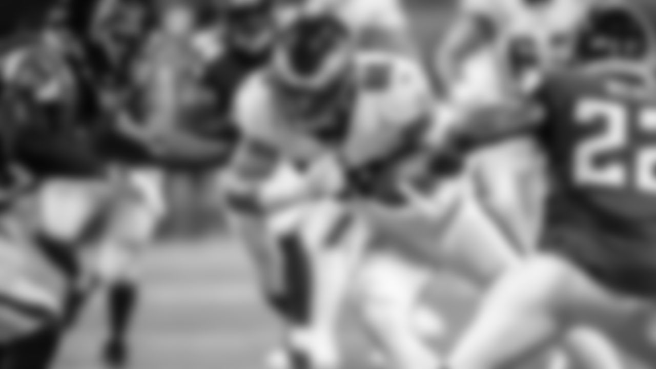 TE Zach Ertz lowers his shoulder before contact
